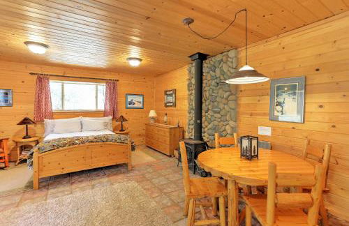 Romantic Riverfront Cottage - 1 Mile to Winthrop! - Foto 6