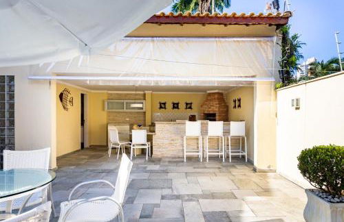 Linda casa na praia da Enseada - 150mts da praia - Foto 1