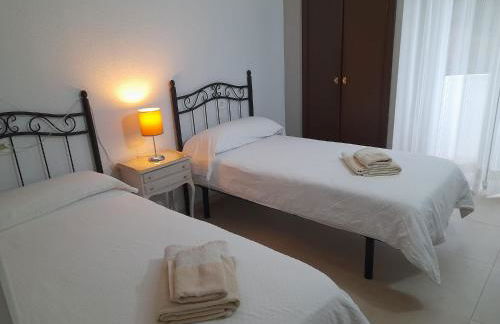 A 50 metros del mar y en 2 paradas de bus estas en el centro de Alicante - Foto 7