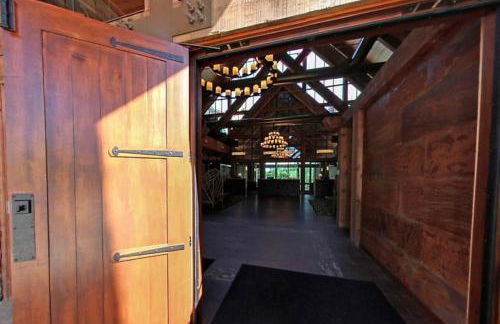 Relax surrounded by nature in this 1BD resort condo with resort amenities - Foto 29