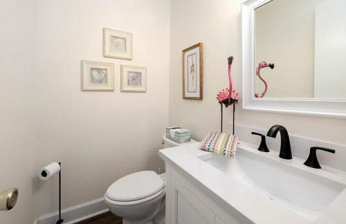 Relaxing Lakeview Stay Near Beach w Pool - Foto 16