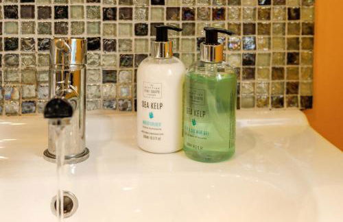 Carloway Self Catering, 5A Upper Carloway, Isle of Lewis, Outer Hebrides - Off grid, outdoor, wood fired hot tub and infra red sauna - Photo 4