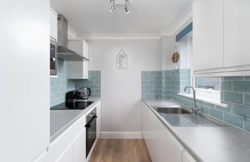 Large newly refurbished modern house, part sea views, south facing garden, parking - Photo 6