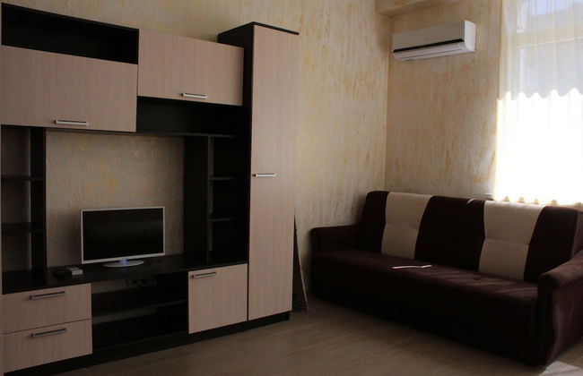 Apartment on Kamyshovaya 41, apt 2 - Photo 1