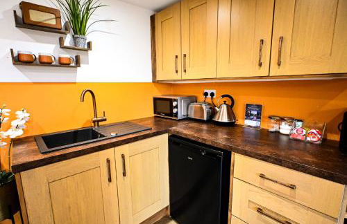 The Hideout - private luxury cabin near the sea with garden area, sea views and parking - Foto 9