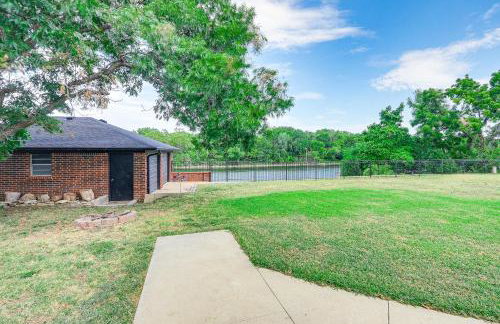 Waterfront Kansas Home with Private Fire Pit! - Foto 29