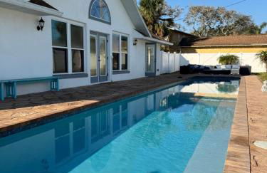 Walk to waves Beautiful 3-Bedroom with pool steps from beach - Foto 12