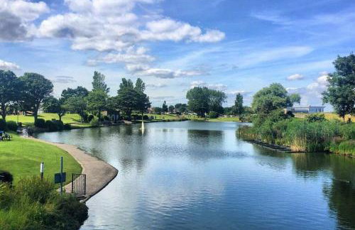 Humberston Boathouse Lodge & Hot Tub - Cleethorpes Beach Cabin Chalet - Foto 19