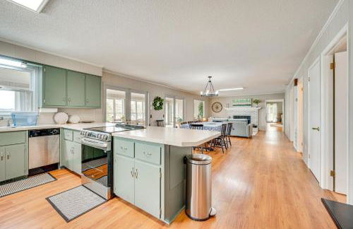 Lakefront Troutman House with Spectacular Sunsets! - Foto 14