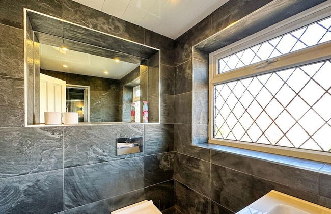 Beautiful Detached Villa - Jacuzzi Bath - Parking - Foto 7