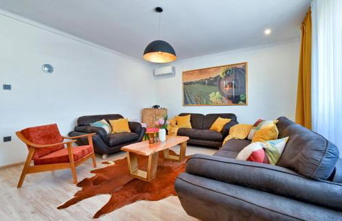 2 Bedroom Cozy Home In Gornja Ploscica - Foto 4