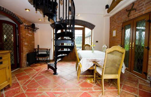 Coach House at Oaks Barn Farm Alcester with optional hire Salt water hot tub - Photo 15