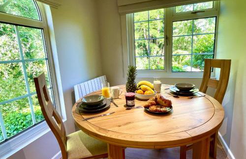 Private, Couples Forest Escape - Free Parking - Stunning & Stylish 1 Bedroom Coach house! - 5 Minute Walk to a great bistro pub! - Great Location - Fast WiFi - Smart TV - Newly Refurbished! Direct New Forest access Close to Burley - Photo 6