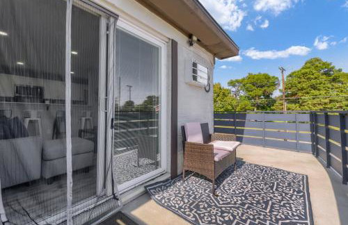 Bright 2BR Condo Near Restaurants and Entertainment - Foto 20