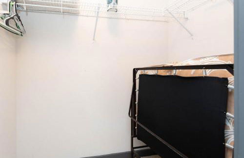 Lovely 3BR Apt With Balcony And Rooftop Pool Plus Views - Foto 28