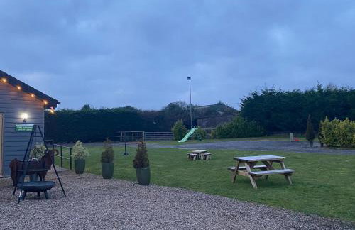 King Richard's Luxury Lodge - Sleeps up to 8, Dog Friendly, Near Sherwood Forest at Fairview Farm in Nottingham set in 88 acres and great for Groups, Family Gatherings & Corporate events - Foto 28