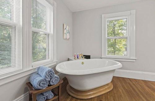 Prime West Hartford Center Location- Historic Gem - Foto 4