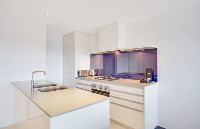 Mantra Circle on Cavill - Photo 33