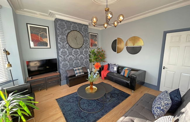 Spacious 3-Bedroom House with Parking - Photo 9