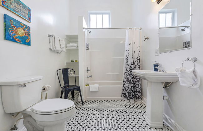 Uptown Spacious 4BD w Historic Charm - Foto 34