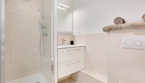 La Résidence Alpha Viroflay 102 - 1 chambre - 2 pers - Foto 3, towels, Shower