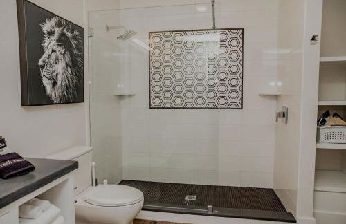 The Hive Adjacent 3rd Floor, 301 King & 302 Balcony - Photo 15