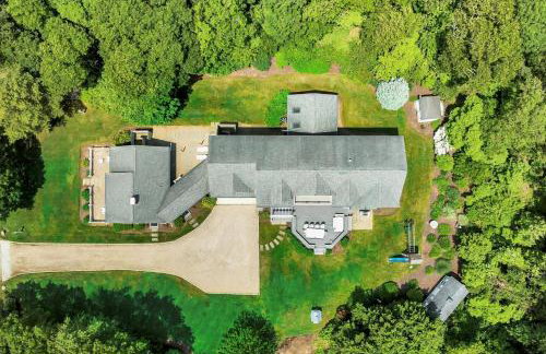 Stay 1 Block from Ocean at 7-Bed Retreat with Yard, Deck and Game Room, Host Up to 22 Across 16 Beds, Gas Fireplace, Gas Grill, Ample Parking, Walk to Menauhant Beach, Perfect for Family Getaway, 24 Hr Hospitality - Foto 37