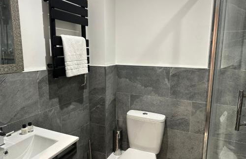 Adam Court Apartments - PE1 - Contractor Friendly - Choice of Studios or 1 Bed Apartments - Free Parking - Sofa Beds - Sky TV - Full Kitchen - Washer Dryer - WiFi - Foto 57