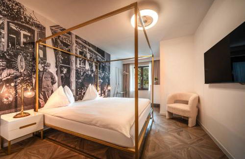 goldfinger + suites - Photo 30