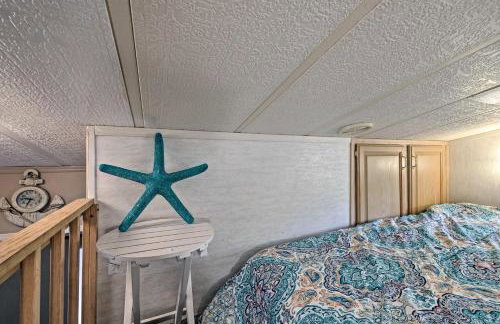 Middle Bass Island Escape Resort Pool and Bar! - Foto 14