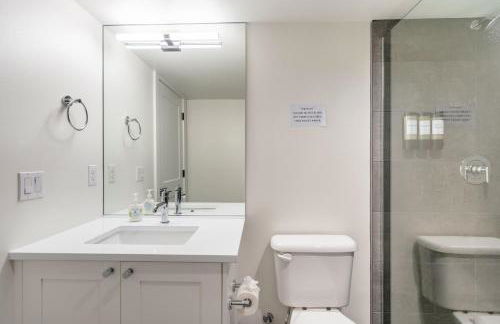 Elegant 3-Story House with Private Backyard in WA - Photo 27