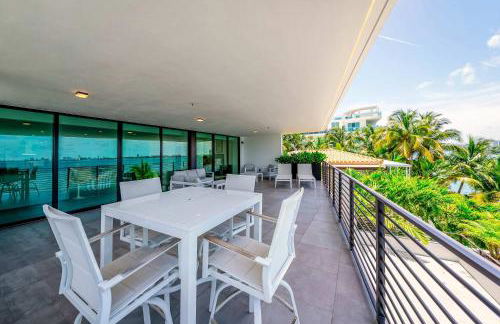 Bayview Villa by Rove Travel - Waterfront with Patio - Foto 28