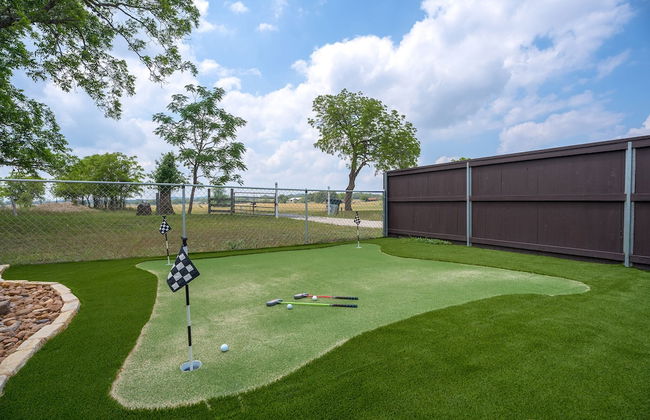 Comfort Charmmini Putting Greengame Roomgrill5 - Photo 12