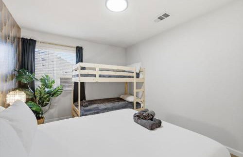 4BR w Pool Cinema Room, Mini Golf & EV - Photo 31