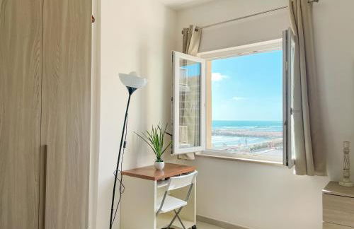 Demetra Seafront Apartment - Parking & Pool - Foto 17