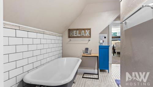 Cozy Farmhouse w Treehouse Fire Pit 1 Mile to Beach Close to Skiing Adventures 1226 - Photo 5