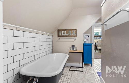 Cozy Farmhouse w Treehouse Fire Pit 1 Mile to Beach Close to Skiing Adventures 1226 - Foto 5