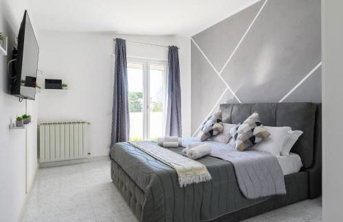 Coastal Whisper - 9 min to Airport & 700m to Sea - Foto 2