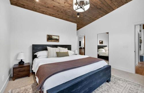 The Luxe House | Upscale Cabin w/ Hot Tub & Fire Pit! - Foto 55