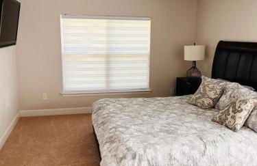 Modern 4BR Home with Wi-Fi & Garage Games - Foto 16