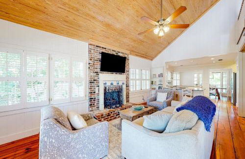 Classic coastal home with game room & private hot tub - walk to beaches - Foto 4