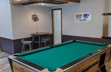 Walk to K-State, Sleeps 12, Pool Table, Hot Tub - Foto 51