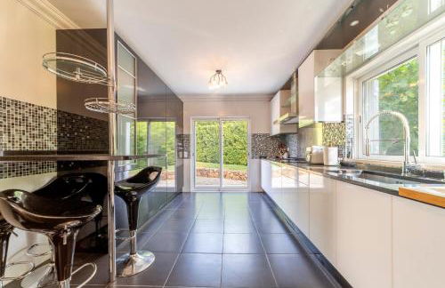 Stunning 4-Bedroom Villa With Pool - Perfect For Families - Foto 26