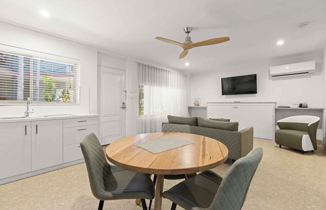 Moonlight Bay Suites - Photo 8