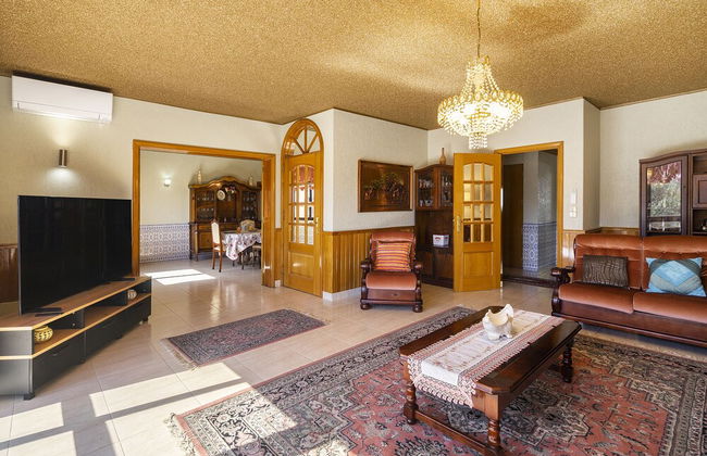 Perfect Family Hideout Residence W/Ac & 4Br + 5Ba - Photo 17