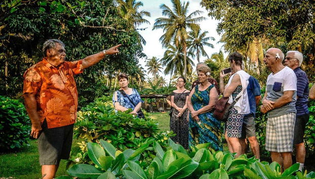 Durante la visita por una de las casas