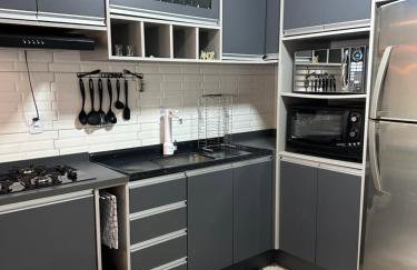 Casa confortável com churrasqueira e garagem - Foto 2