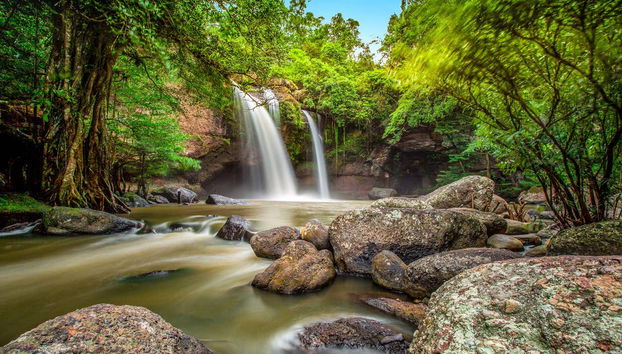 A cachoeira Haew Suwat aparece no filme A Praia