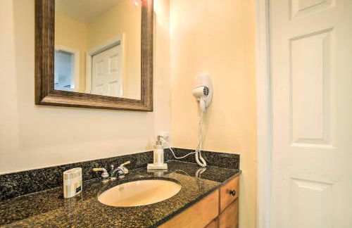 Riviera Beach Vacation Home with Pool Walk to Beach - Foto 18