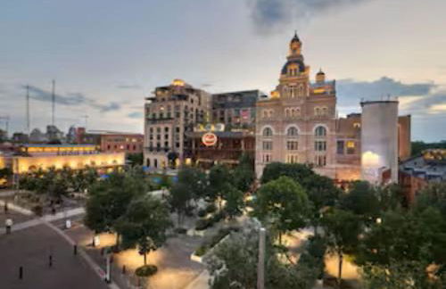 Riverwalk Gem-Stylish Downtown Escape with Views - Foto 14